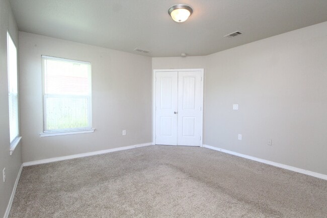Building Photo - Coming 10/17 – 3BR/2BA with Fenced Yard in...