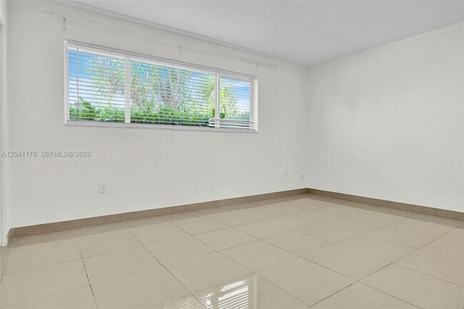 Building Photo - 16453 NE 33rd Ave