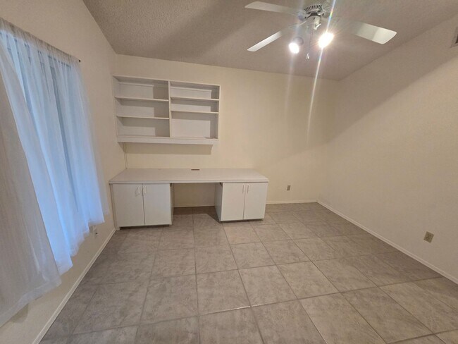 Building Photo - 1120 N Val Vista Dr