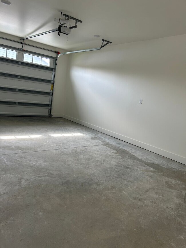 Building Photo - Gorgeous Custom Condo in Hamilton