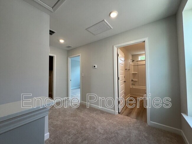 Building Photo - 284 White Oak Gdn Wy