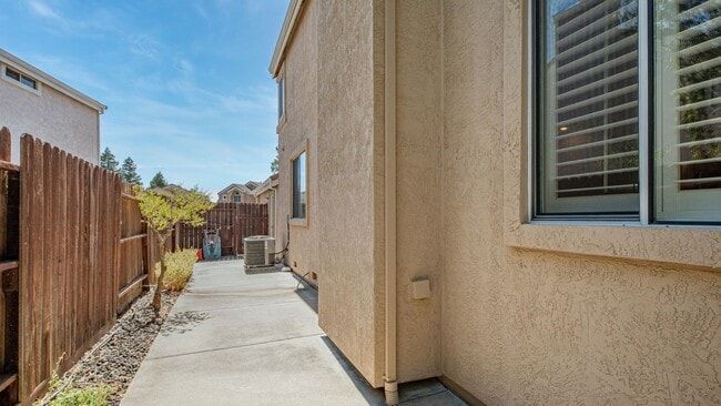 Building Photo - 4 BR/3BA Home in Laurel Creek with Park-Like Backyard!