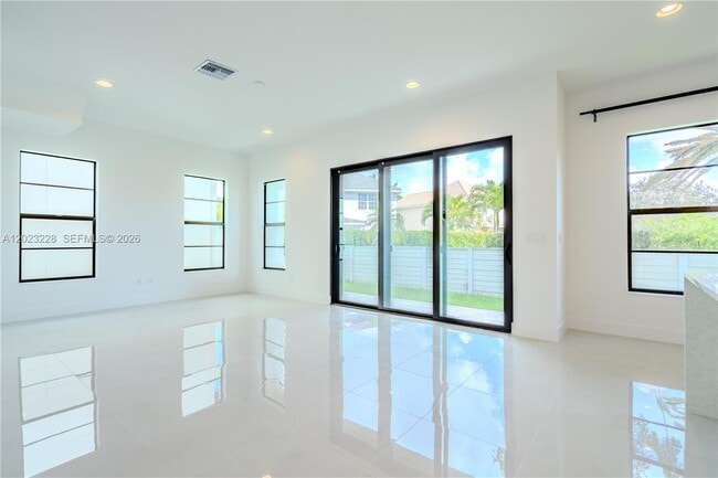 Building Photo - 1427 SW 23rd St