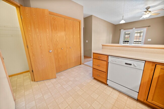 Building Photo - 870 W Cherry St