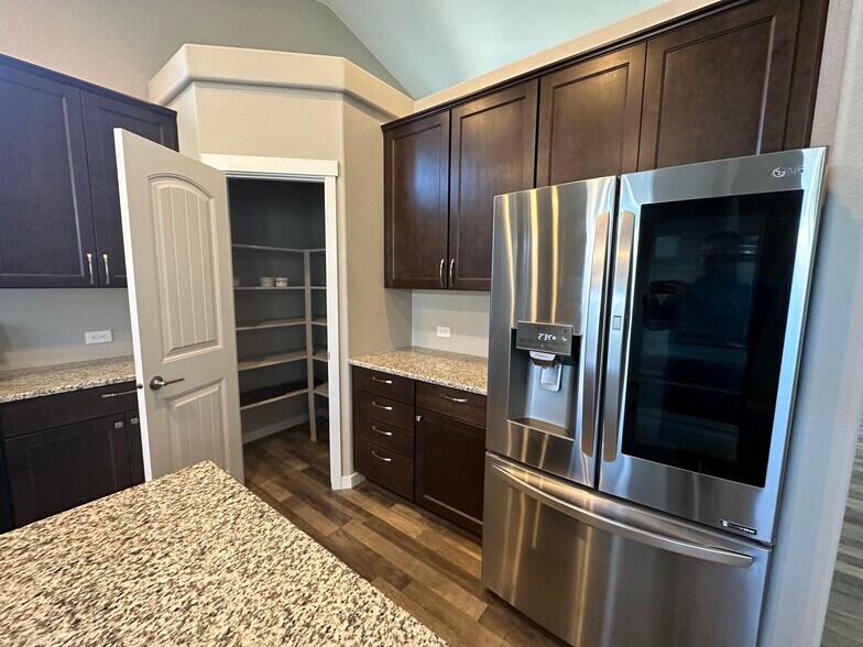 Building Photo - 6737 Sedgerock Ln