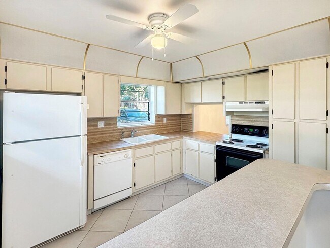 Building Photo - 6090 N Sabal Palm Blvd
