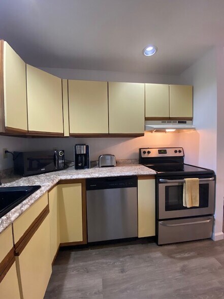 Building Photo - 160 Lyman Mdw