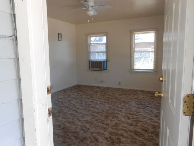 Building Photo - 2 bedroom downtown home with fenced yard