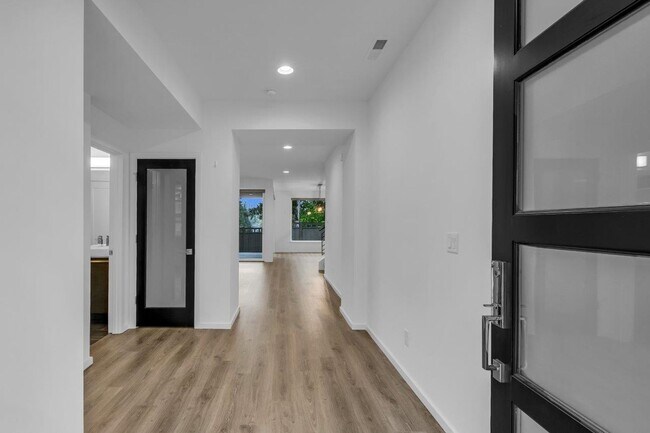 Building Photo - Large luxurious 5 bedroom Home in Renton