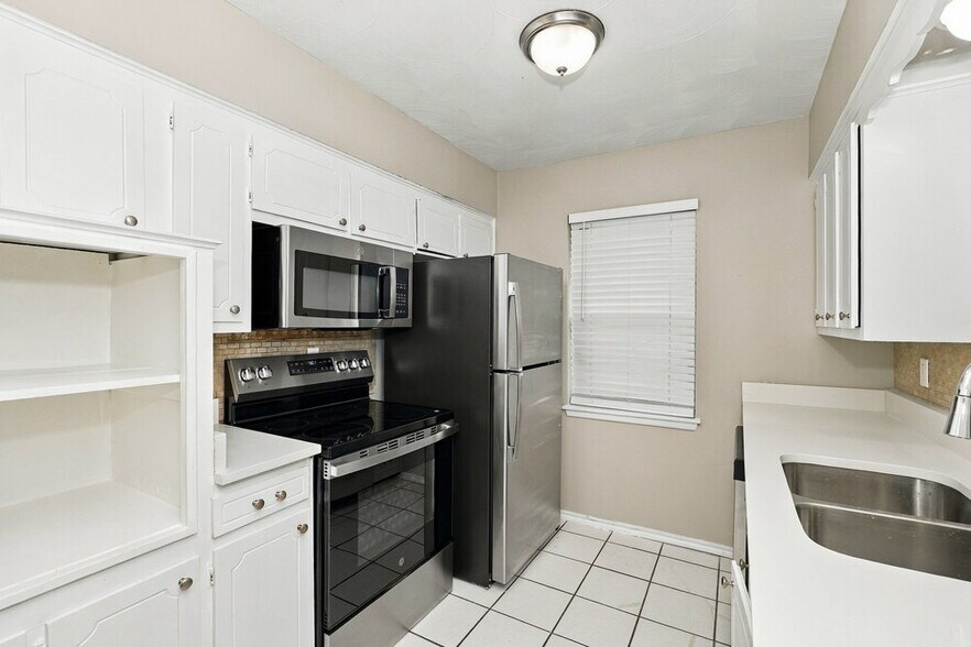 Building Photo - 2532 Belhaven Dr