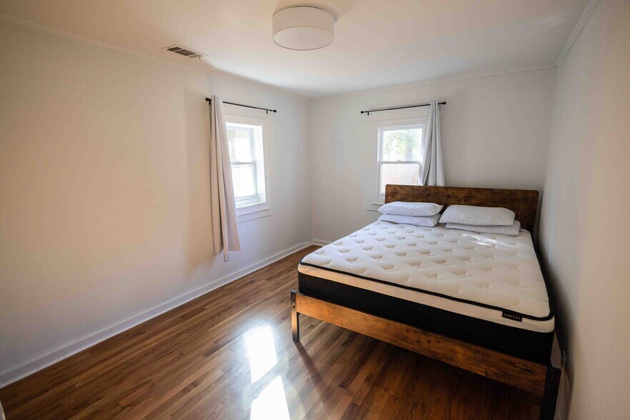 Building Photo - 731 E 34th St