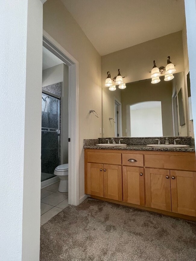 Building Photo - Great Location Spacious 3 Bedroom Townhous...