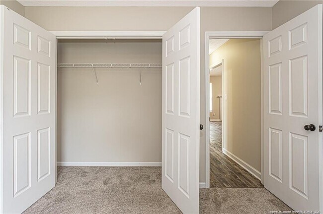 Building Photo - 402 Roundtree Dr