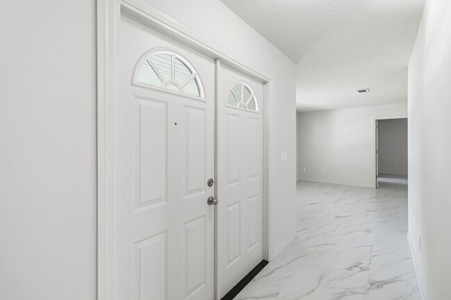 Building Photo - PENDING APPLICATION-Newly Renovated 3-Bedroom Home in Emerald Lake Colony – Move-In Special!