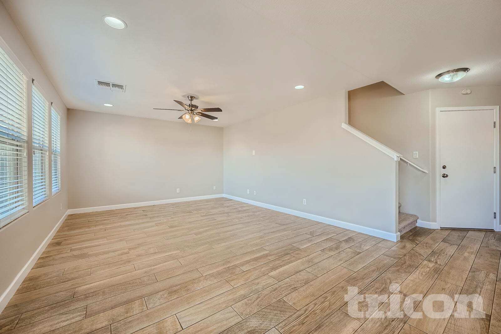 Building Photo - 1098 E Kelsi Ave