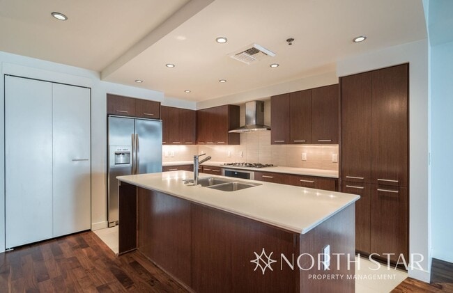 Building Photo - Pearl District Living on the Willamette River
