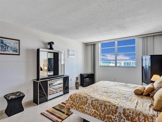 Building Photo - 1833 S Ocean Dr