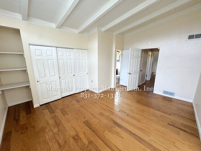 Building Photo - Beautiful 3-Bed, 2 Bath Mission Fields Home in Carmel-by-the-Sea with Modern Kitchen and Hardwood...