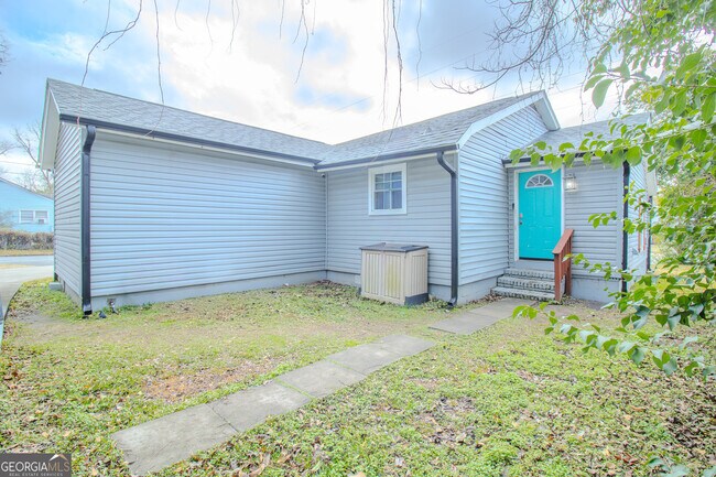 Building Photo - 579 Lynmore Ave
