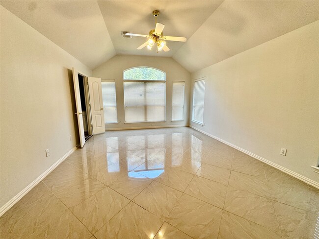 Building Photo - 2604 Hidden Creek Dr