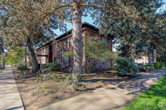 Building Photo - Great Condo in NE Portland - Irvington!