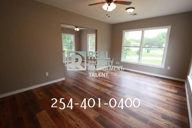 Building Photo - **Available in August** 3 Bedroom, 1 Bathr...