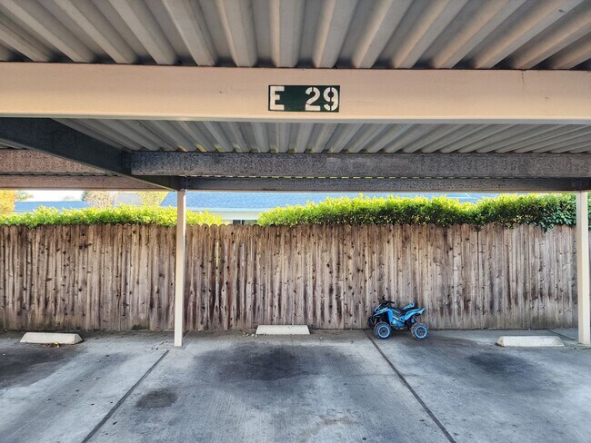 Building Photo - 2 Bedroom Townhome with Pool