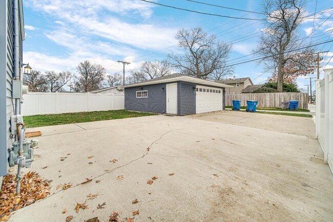 Building Photo - 303 N Harvey St