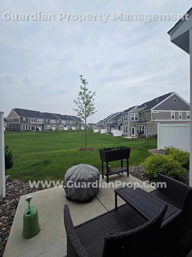 Building Photo - Lake Elmo Townhouse, Newer build, 2 Car Ga...