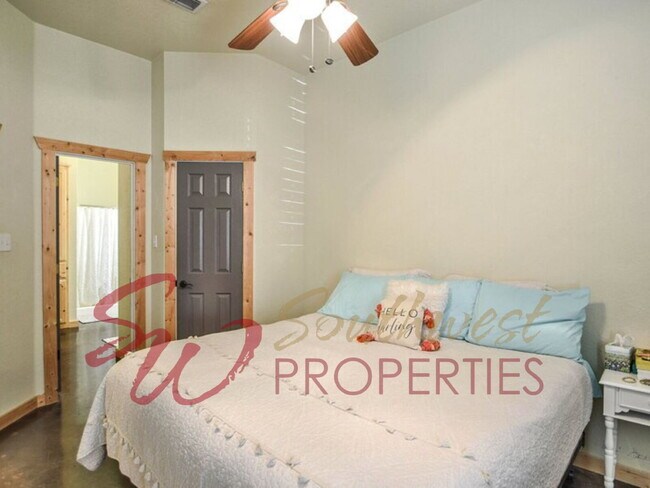 Building Photo - Luxurious two-story townhouse