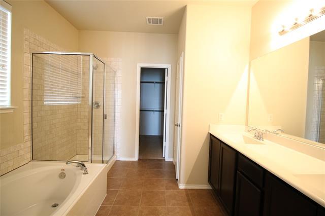 Building Photo - 2101 Hickory Trail