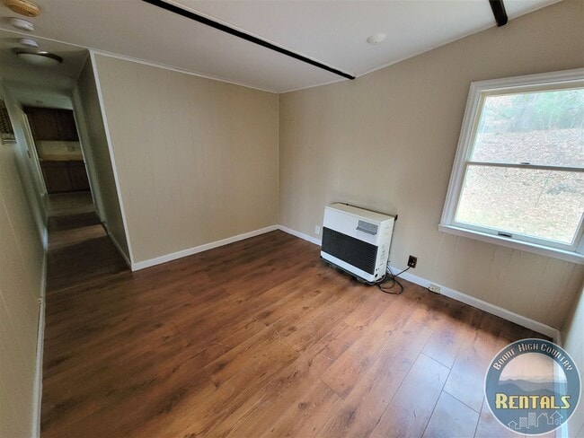 Building Photo - 2 Bedroom Right in Town!