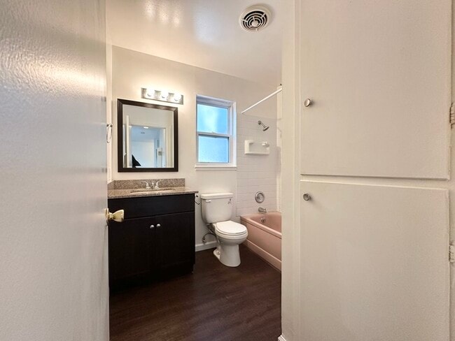 Building Photo - Charming cottage style unit located in Sacramento!