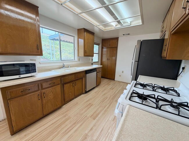 Building Photo - Bright & Spacious 2BR Home in Desirable 55+ Seven Oaks Community