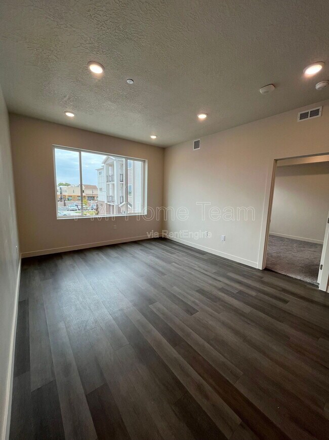 Building Photo - 155 E Ninth