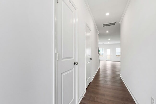 Building Photo - Spacious End-Unit 3-Bedroom Townhome in Pr...