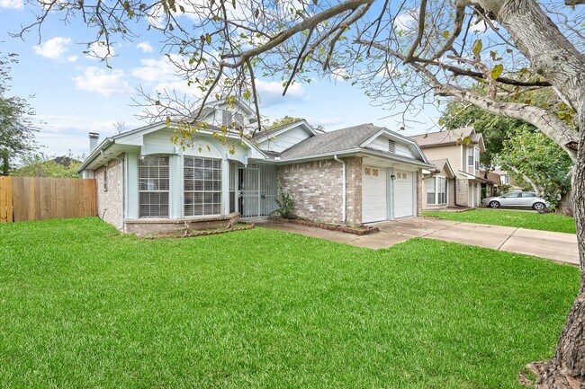 Building Photo - 16019 Mission Village Dr