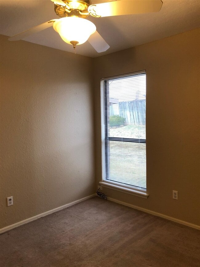 Building Photo - 1405 SE Hillcrest Ave