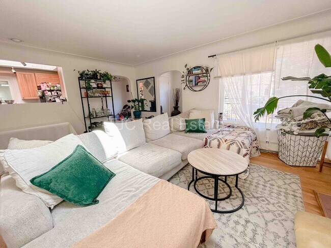 Building Photo - 1939 Olive St