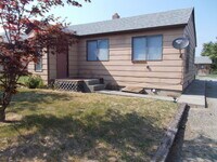 Building Photo - 2 Bedroom, 1 Bath house with a Huge Backyard!