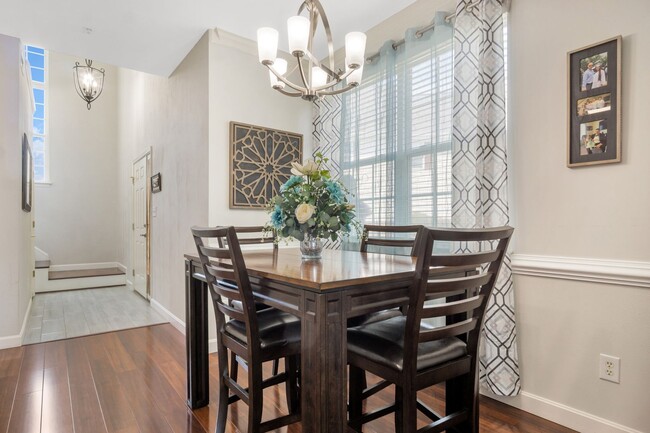 Building Photo - Stunning and Spacious 3 Bedroom 2.5 Bath C...