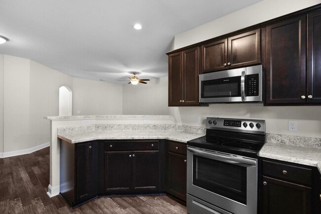 Building Photo - Townhouse For Rent! Rebated Application Fe...