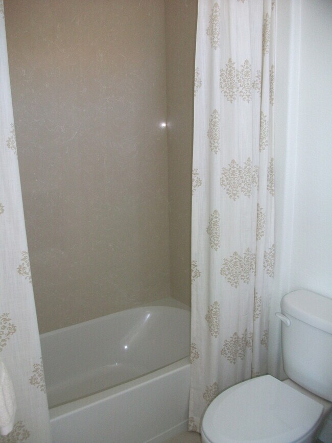 Building Photo - New Townhouse 3 bed 3.5 bath In South San ...