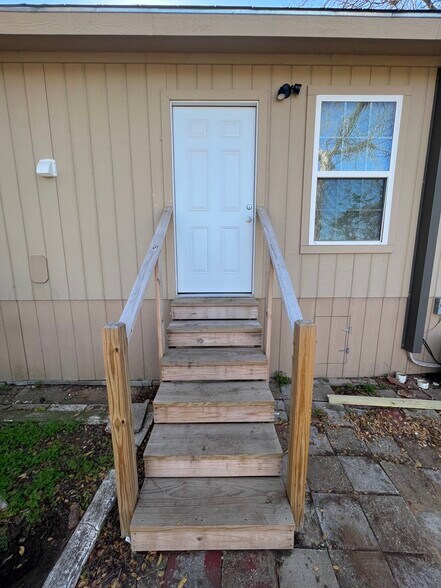 Building Photo - 3801 Meadowbrook Dr
