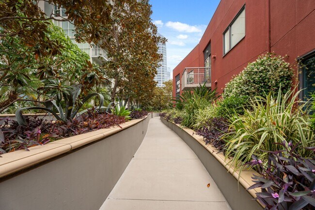 Building Photo - Modern 2-Bedroom Condo with Premium Amenities in Downtown San Diego
