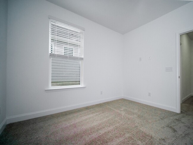 Building Photo - "Charming 2-Bed, 2-Bath Belmont Gem with Elegant Design"