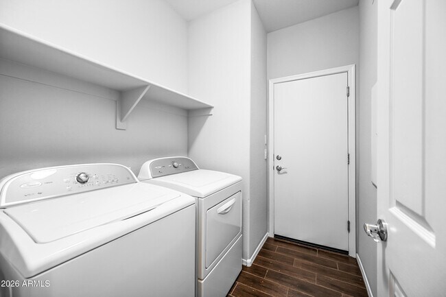 Building Photo - 2554 E Vermont Dr