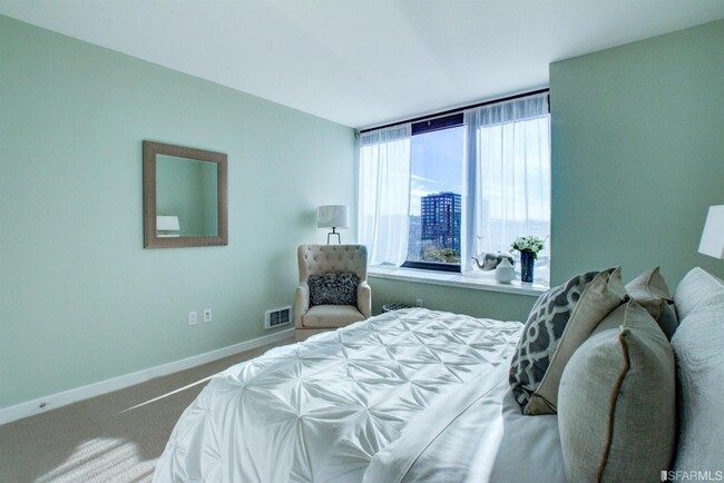 Bedroom - 260 King St, #739