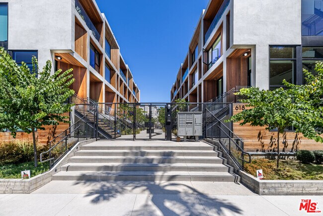 Primary Photo - 610 S Van Ness Ave