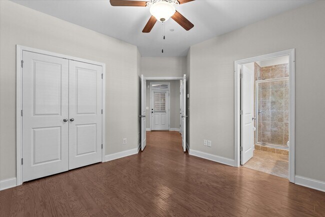 Building Photo - 1024 Moorewood Ln S E